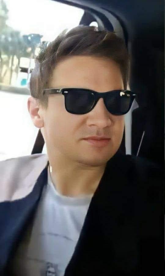 LisaStarbuck's tweet photo. More glasses... different... but @JeremyRenner is still great!
#jeremyrenner #unstoppable #loveandtitanium #Rennervations #hawkeye #Glasses #mayorofkingstown #mikemclusky
#aaroncross #willbrandt #sweetgrassvodka #livefornow https://t.co/HYMA0YYSvN