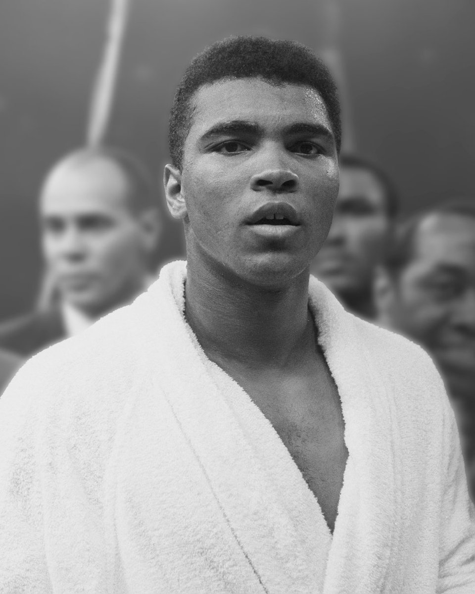 At the Freedom Hall in Louisville, on October 29, 1960, Ali embarked on his first professional boxing match, squaring off against Tunney Hunsaker. Muhammad emerged victorious. #MuhammadAli #Icon #Boxing #Champion #Match #Professional #TunneyHunsaker #Victory