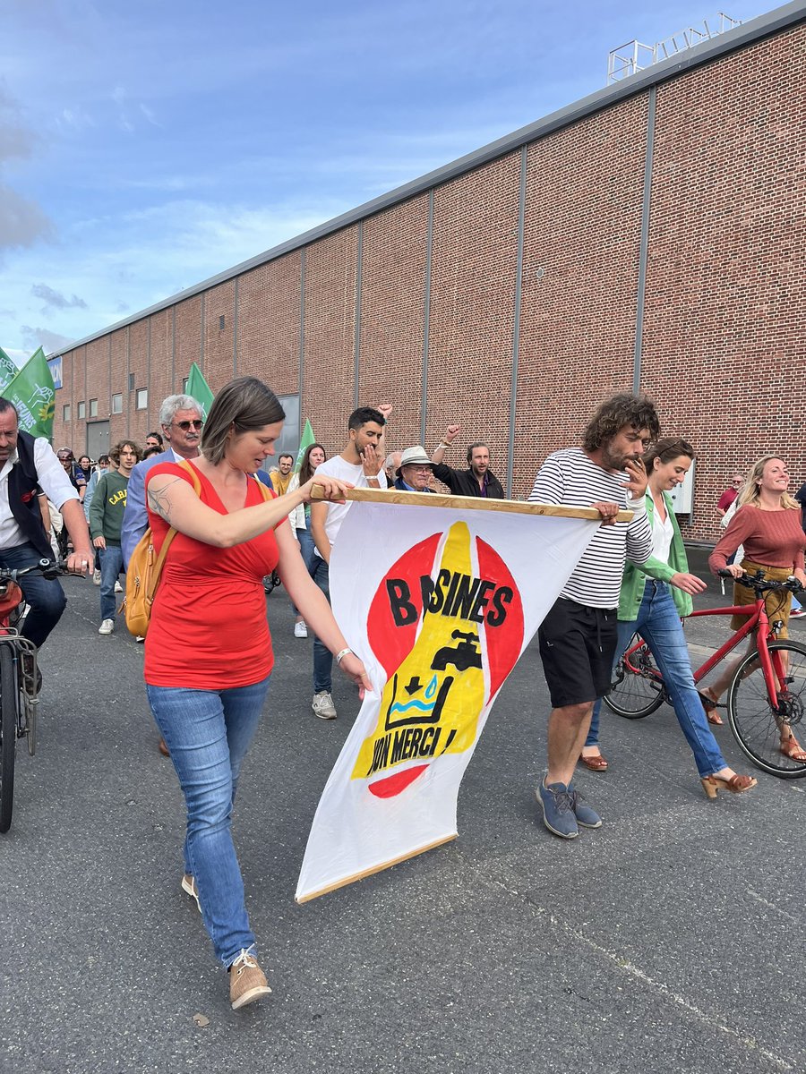 ClaireMonod's tweet photo. Accueil de Julien Le Guet aux #JDE2023 pour @BassinesNon merci
Avec @LisaBelluco @BenoitBiteau @MariePochon 

🎶 « Pas de bassine
A #SainteSoline 🎶
La guerre de l’eau a commencé
On se battra pour la gagner » 🎶

👉 « L’eau dans tous ces états !» pour l’habitabilité de la planète https://t.co/eZ4Z0h6qiH
