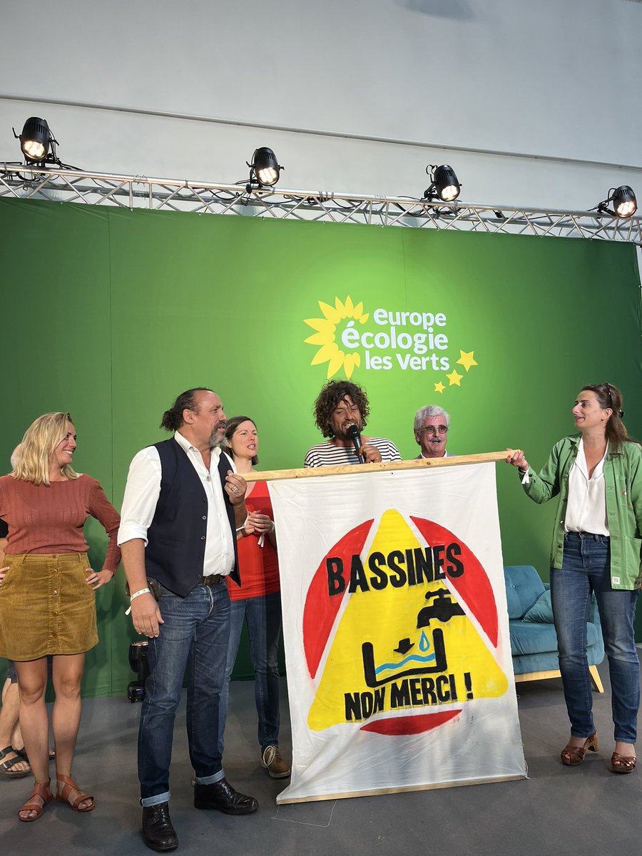 ClaireMonod's tweet photo. Accueil de Julien Le Guet aux #JDE2023 pour @BassinesNon merci
Avec @LisaBelluco @BenoitBiteau @MariePochon 

🎶 « Pas de bassine
A #SainteSoline 🎶
La guerre de l’eau a commencé
On se battra pour la gagner » 🎶

👉 « L’eau dans tous ces états !» pour l’habitabilité de la planète https://t.co/eZ4Z0h6qiH