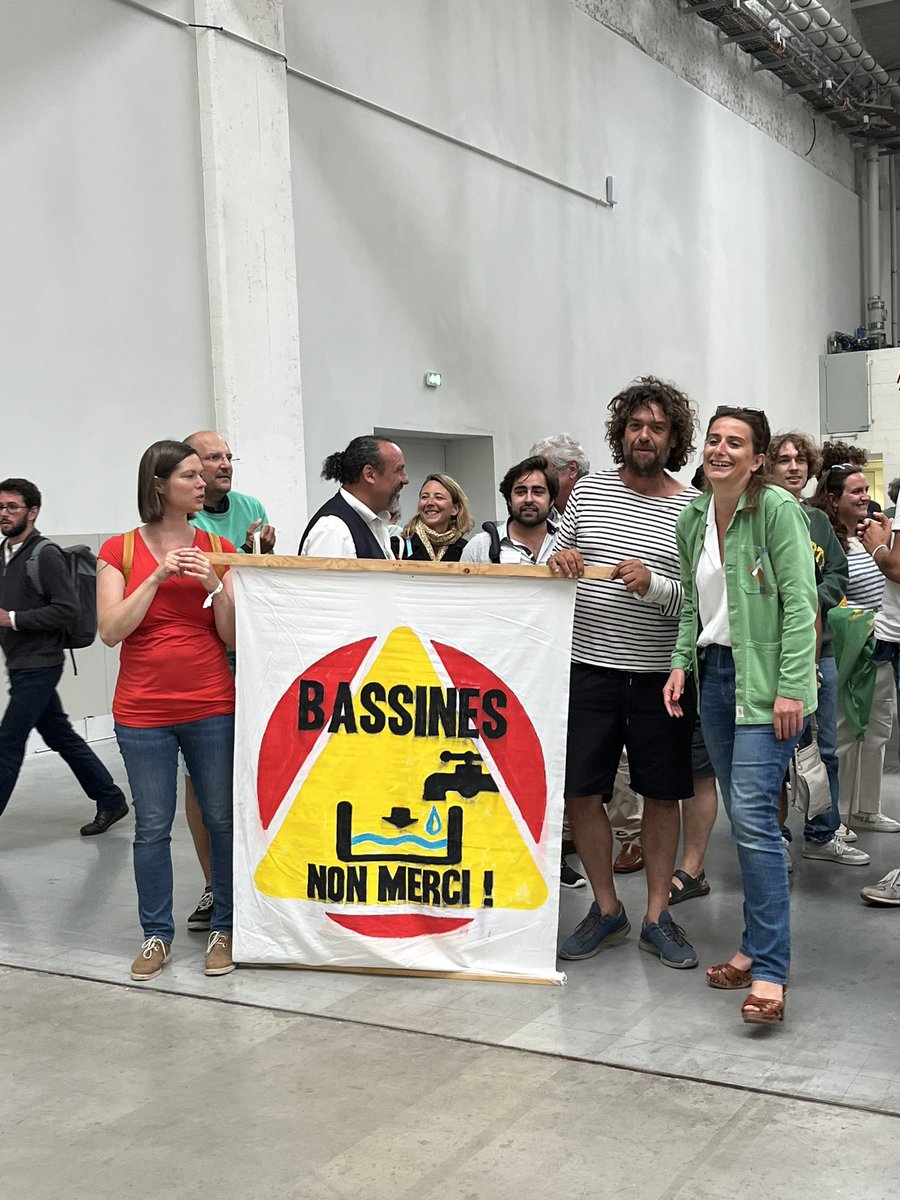 ClaireMonod's tweet photo. Accueil de Julien Le Guet aux #JDE2023 pour @BassinesNon merci
Avec @LisaBelluco @BenoitBiteau @MariePochon 

🎶 « Pas de bassine
A #SainteSoline 🎶
La guerre de l’eau a commencé
On se battra pour la gagner » 🎶

👉 « L’eau dans tous ces états !» pour l’habitabilité de la planète https://t.co/eZ4Z0h6qiH