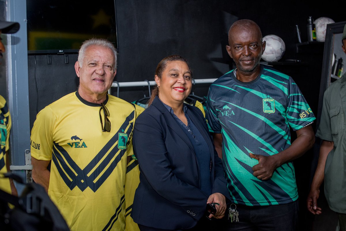 BestineKazadi's tweet image. J’étais cet après-midi à la boutique #VitaClub (#VEA) de Matonge, avenue Vista 48 ( en face de l’agence Snel Sendwe ), pour saluer les nombreux supporters fiers et heureux de prendre possession de leur boutique.  

#Dimanche 27 août Victoire au Stade des Martyrs habillés par la