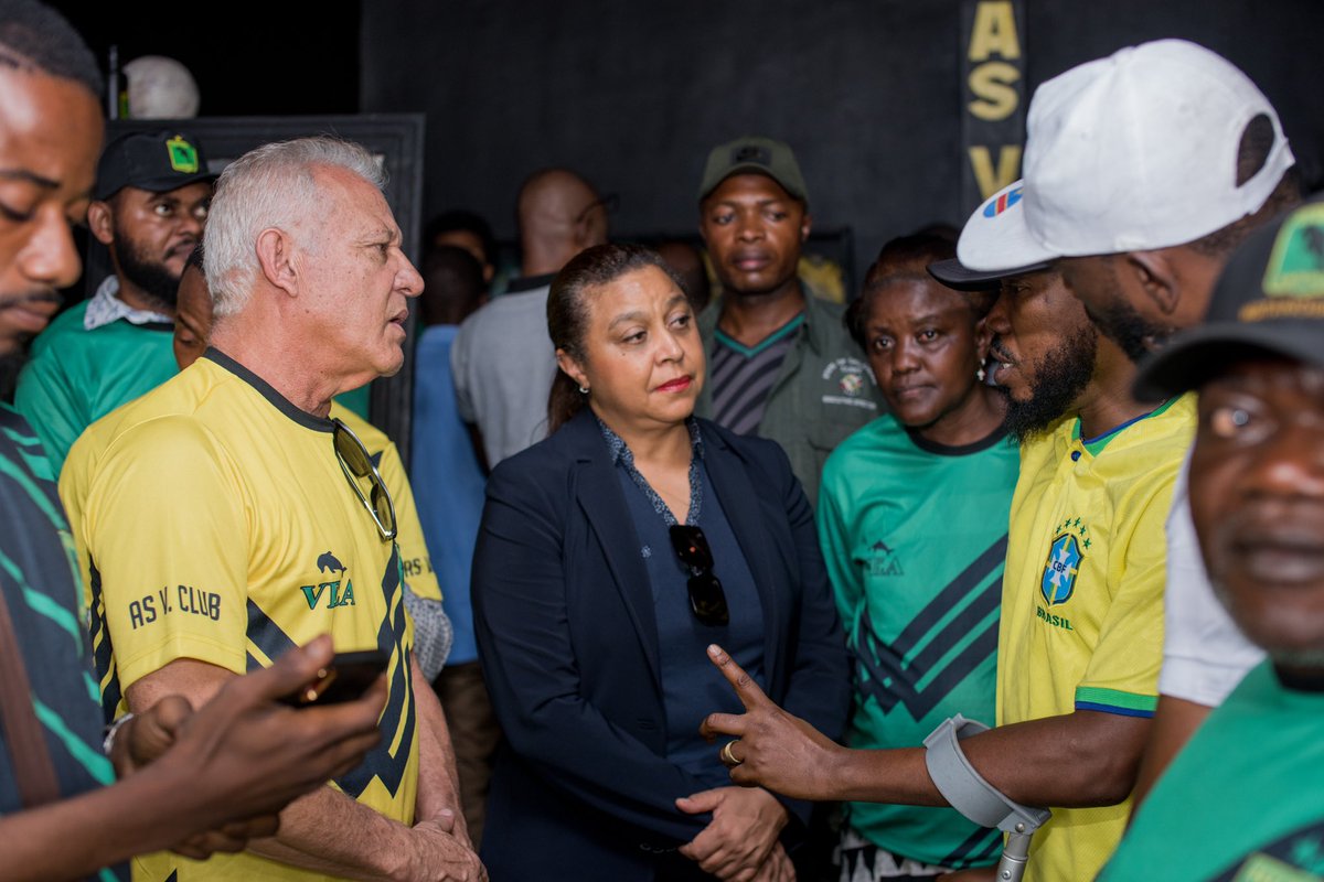 BestineKazadi's tweet image. J’étais cet après-midi à la boutique #VitaClub (#VEA) de Matonge, avenue Vista 48 ( en face de l’agence Snel Sendwe ), pour saluer les nombreux supporters fiers et heureux de prendre possession de leur boutique.  

#Dimanche 27 août Victoire au Stade des Martyrs habillés par la