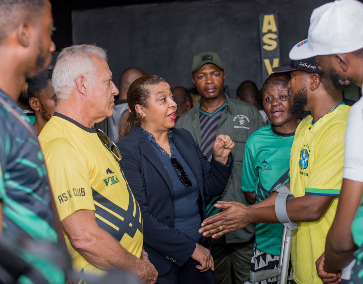 BestineKazadi's tweet image. J’étais cet après-midi à la boutique #VitaClub (#VEA) de Matonge, avenue Vista 48 ( en face de l’agence Snel Sendwe ), pour saluer les nombreux supporters fiers et heureux de prendre possession de leur boutique.  

#Dimanche 27 août Victoire au Stade des Martyrs habillés par la