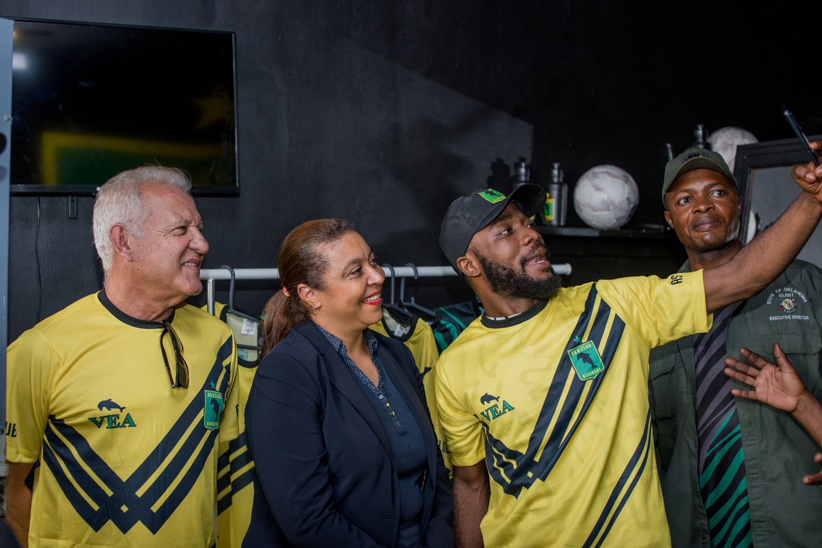 BestineKazadi's tweet image. J’étais cet après-midi à la boutique #VitaClub (#VEA) de Matonge, avenue Vista 48 ( en face de l’agence Snel Sendwe ), pour saluer les nombreux supporters fiers et heureux de prendre possession de leur boutique.  

#Dimanche 27 août Victoire au Stade des Martyrs habillés par la