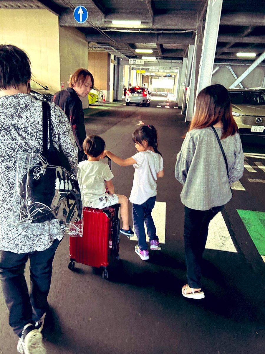 ynyny17's tweet photo. 今回の地元帰省。
同時帰省の昔からの友達とも飲めて、

弟夫婦や、その周りの友達、みんなの子供達とも会えて。
かわい子ちゃんが最後お見送りまでしてくれて！嬉しかったよ！#青森 https://t.co/13MjlL6ugm