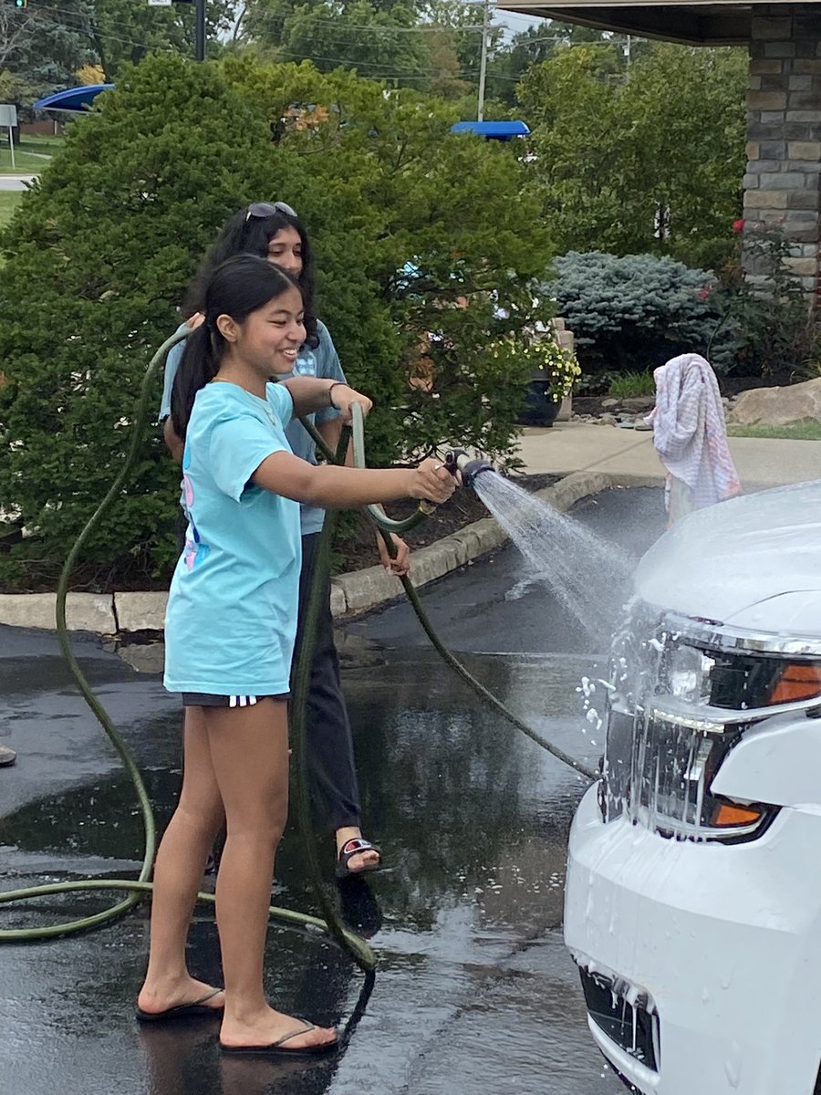 Schlaeges's tweet photo. Who will be the first @MasonHSComets @MasonSchools staff to brave this load of fun?! @MHSStuGo is washing cars at Culver’s till 3 - to benefit the Lumiere Simone Isabella Scott Foundation ❤️ https://t.co/69rYn4v5v1