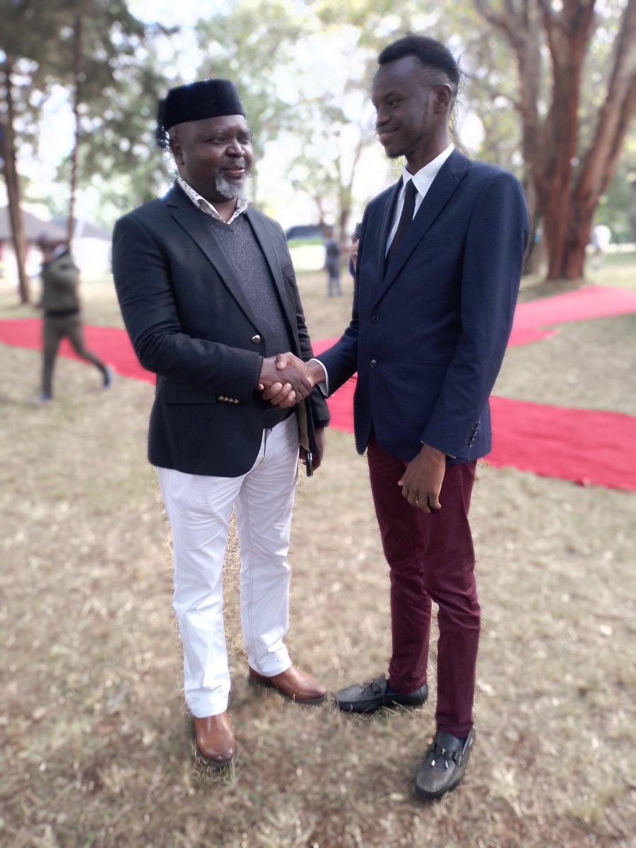 BrianMPeter's tweet photo. Hii handshake yangu na Senator @kathuriMurungi1 assures me that he's the Next Big Thing in Meru County and entire Mt Kenya East Region.

I choose to be associated with Think Tanks. 
#GroundMaster mwenyewe.
#LionOfTheMountain. https://t.co/bvPNKEMrIy