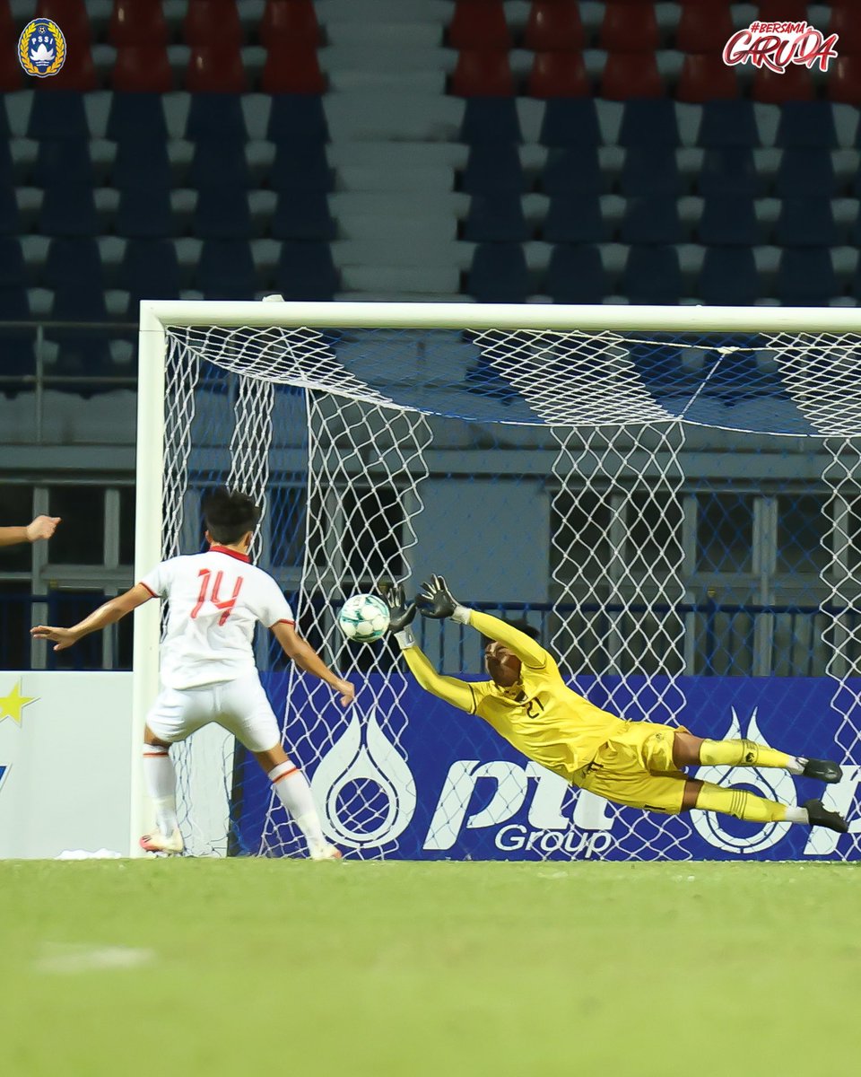 FaktaSepakbola's tweet photo. Tetap Semangat & Berikan Apresiasi kepada Ernando Ari Sutaryadi!🇮🇩🧱

Pada menit 34’ berhasil melakukan Save terhadap penalti Nguyen Quoc Viet. 

Catatkan 5+ save penting selama 120 menit, semoga performanya tetap terjaga kedepannya.

Namun sayang saat Babak Adu Penalti, tendangannya ditepis

Bounce Back, Nando. Kamu sudah menjalankan tugasnya dengan sangat baik sebagai seorang kiper!🇮🇩