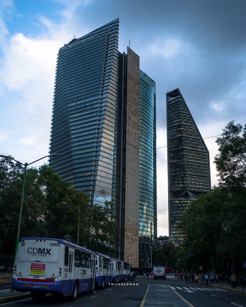 TAvooJasso's tweet photo. Paradero Chapultepec #edificios #camiones #ciudaddemexico #paseodelareforma https://t.co/ydogJ97Gwu