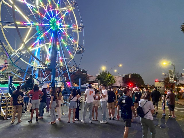 PacificPres's tweet photo. Hundreds of @UOPacific students &amp; staff enjoyed the #MiracleMile shopping &amp; dining district just down the block from campus. Thanks to biz owners who stayed open late for Prowlin' the Mile, our Student Life team &amp; @JeanatPacific, our driving force to connect Pacific and the Mile. https://t.co/7J6FNRHcn2