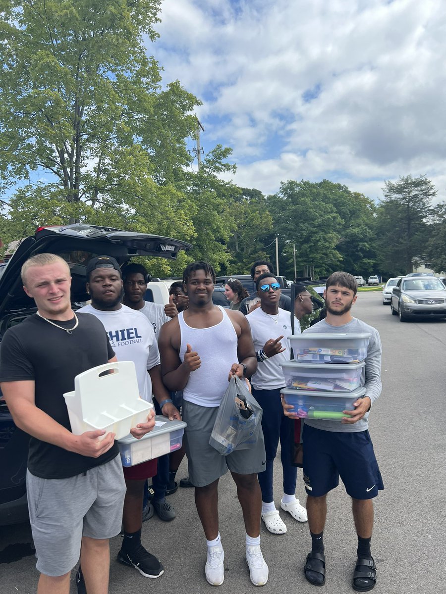 Thiel_FB's tweet photo. Our guys helping the new students on move in day! Welcome to Greenville everybody, let’s have a great year! https://t.co/OdyqgAkJqC
