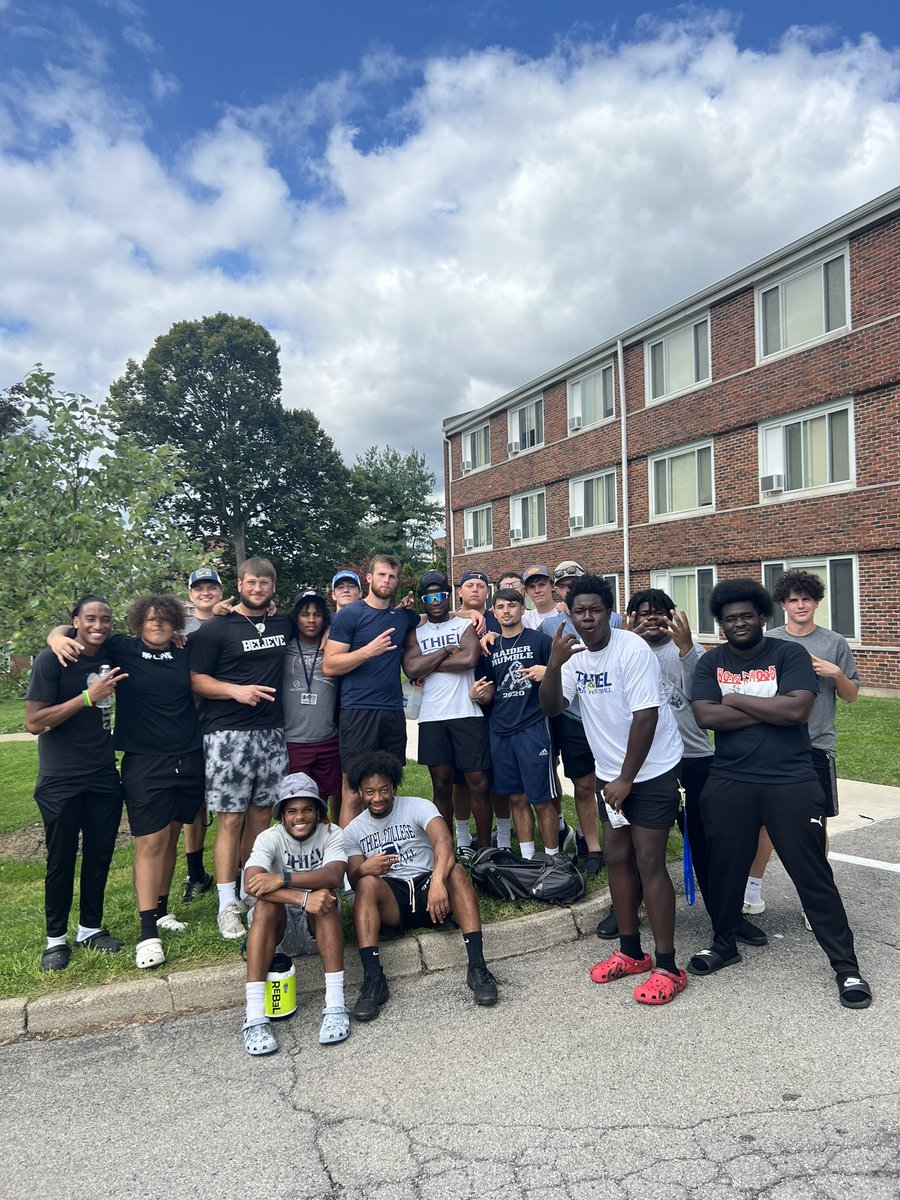 Thiel_FB's tweet photo. Our guys helping the new students on move in day! Welcome to Greenville everybody, let’s have a great year! https://t.co/OdyqgAkJqC
