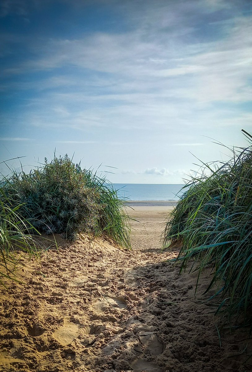 Just_J4mie's tweet photo. When you go to the beach and find a bell, an abandoned castle and an abandoned tank. It was a good trip 

#coast #beach #beachlife #mablethorpe #LINCOLNSHIRE 

@timeandtidebell https://t.co/hK4uaUJfek