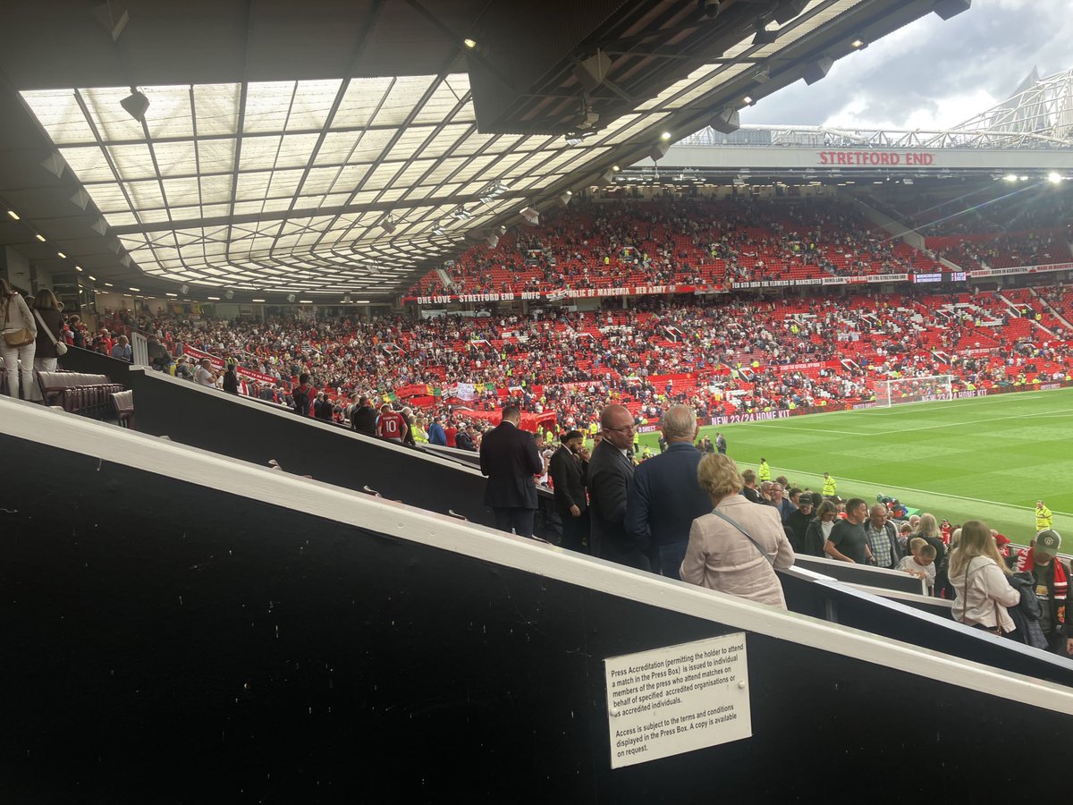 sistoney67's tweet photo. Lot of fans staying behind to protest against the owners. https://t.co/qZwxTsvaU6