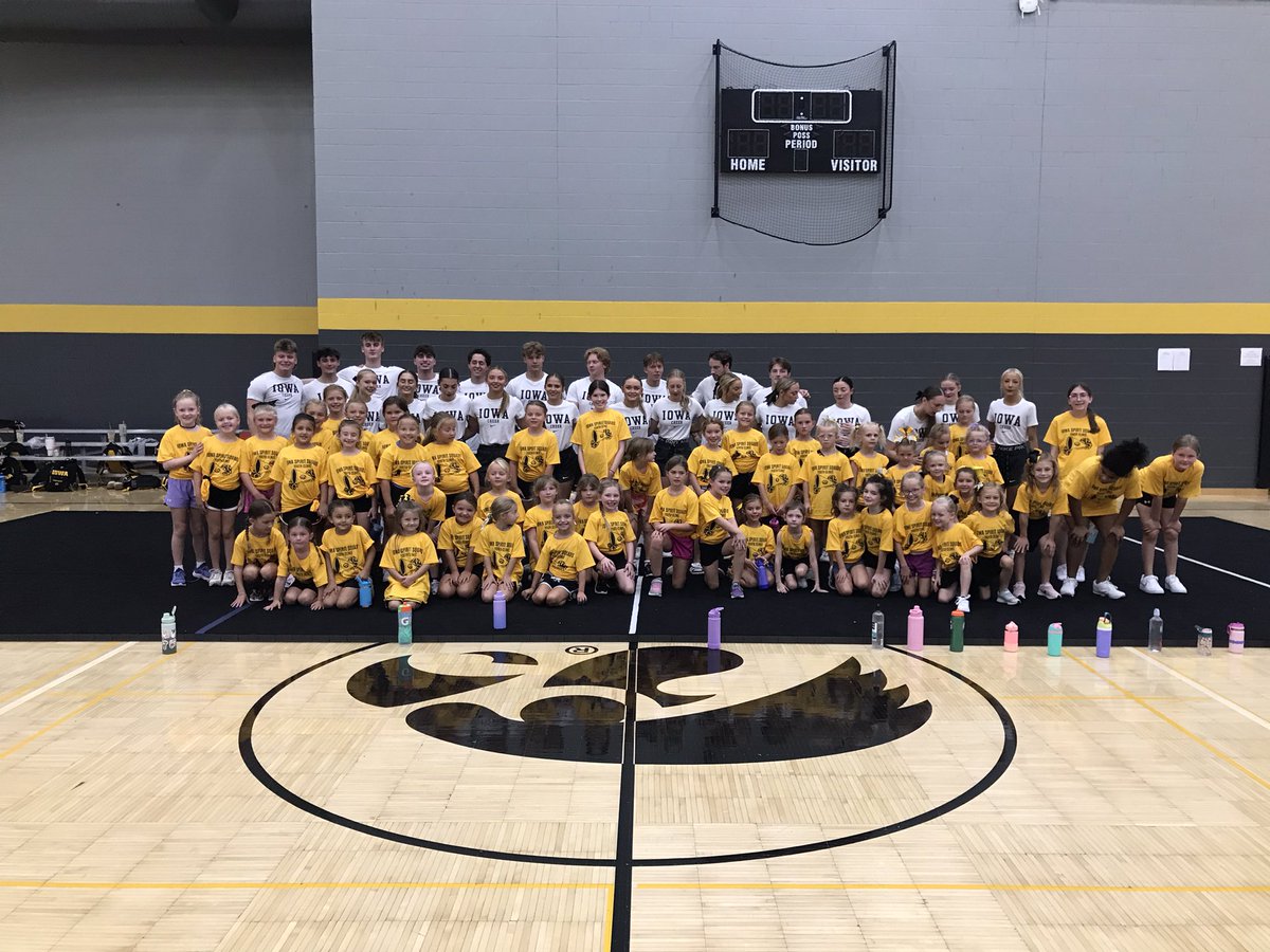 IOWACHEER's tweet image. Youth Clinic this morning at the Fieldhouse #FutureHawks #GoHawks