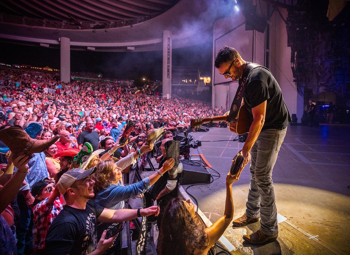 ericchurch's tweet image. Night 23 of #TheOutsidersRevivalTour 8.25.23 // Holmdel, NJ // PNC Bank Arts Center

Relive the night in this recap by @jadamlucas - ericchurch.com/news/Holmdel20…

📷: Anthony D'Angio