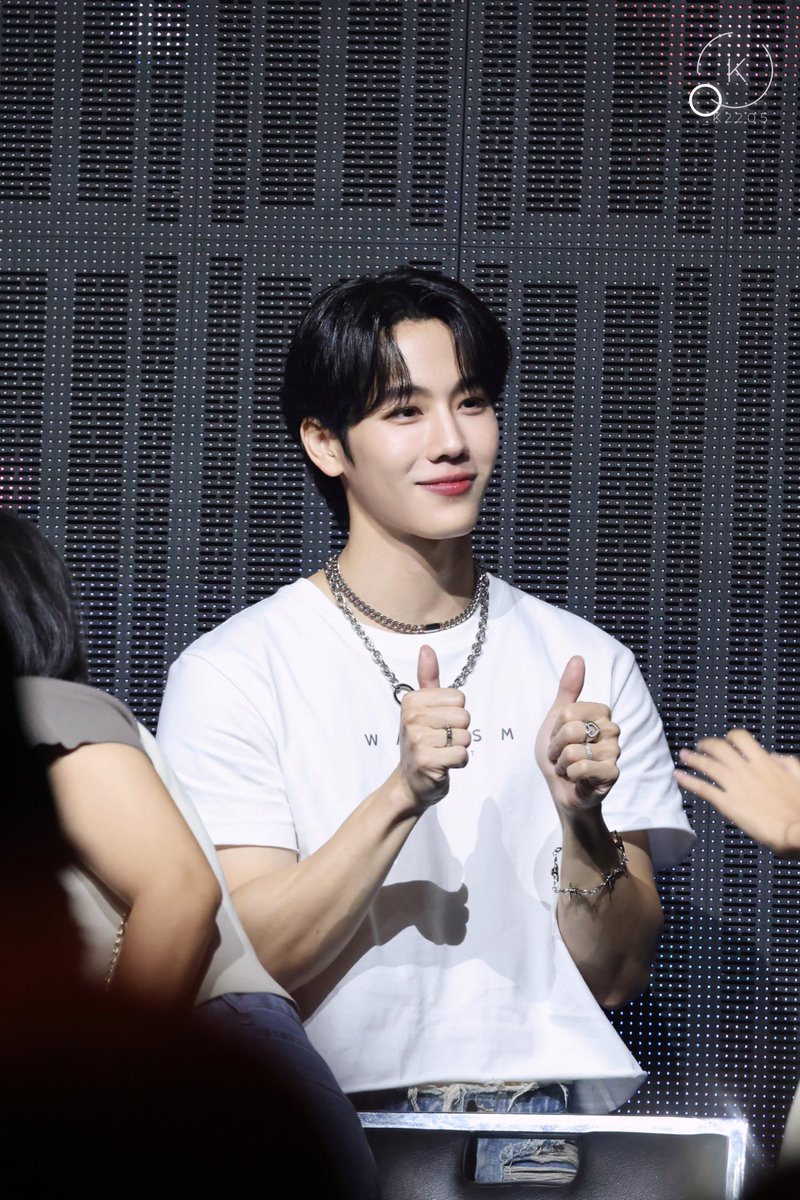 _k2205's tweet photo. งุ้ย ~ 😽

#WarismConcert_Day1
@warwanarat #warwanarat https://t.co/CdFyLodSk7