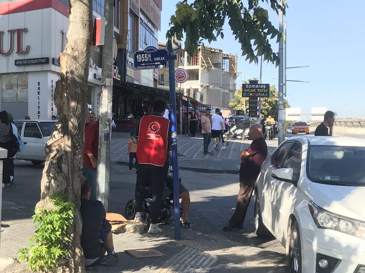 BTPAnkaraGenc's tweet photo. “Bağımsız Türkiye” rüzgarı bugün Altındağ Hüseyingazi Meydanında esti. Ankara Gençlik Kolları olarak yoğun ilgi gösteren halkımıza teşekkür ederiz.

Bu ülkeyi Genel Başkanımız @huseyinbas_BTP ile bizler kurtaracağız! 

#varbihayalimiz #gençlerhalleder https://t.co/VDBRq5qEN0