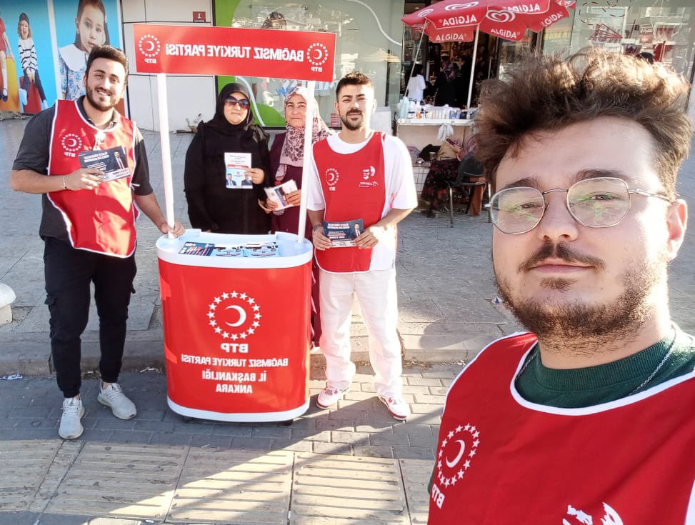 BTPAnkaraGenc's tweet photo. “Bağımsız Türkiye” rüzgarı bugün Altındağ Hüseyingazi Meydanında esti. Ankara Gençlik Kolları olarak yoğun ilgi gösteren halkımıza teşekkür ederiz.

Bu ülkeyi Genel Başkanımız @huseyinbas_BTP ile bizler kurtaracağız! 

#varbihayalimiz #gençlerhalleder https://t.co/VDBRq5qEN0