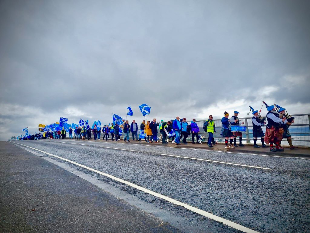 AUOBNOW's tweet photo. We are proud to announce that today c. 500 Scottish self determination supporters marched for independence from Kyle of Lochalsh to the Isle of Skye, with many coming from local communities as well as further afield. Well done everyone! Scotland's day will come. #AUOBKyleakin 🏴󠁧󠁢󠁳󠁣󠁴󠁿 https://t.co/2DcTw2VFWN