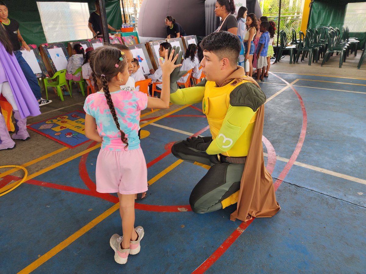 EPMestamosahi's tweet photo. Girol, nuestro capitán Cuidamundos está presente en el #DiaDelCliente para enseñarle a los niños del municipio de Caucasia cómo hacer un buen uso de los servicios públicos y cuidar nuestro planeta. https://t.co/gFBIWfEu5E