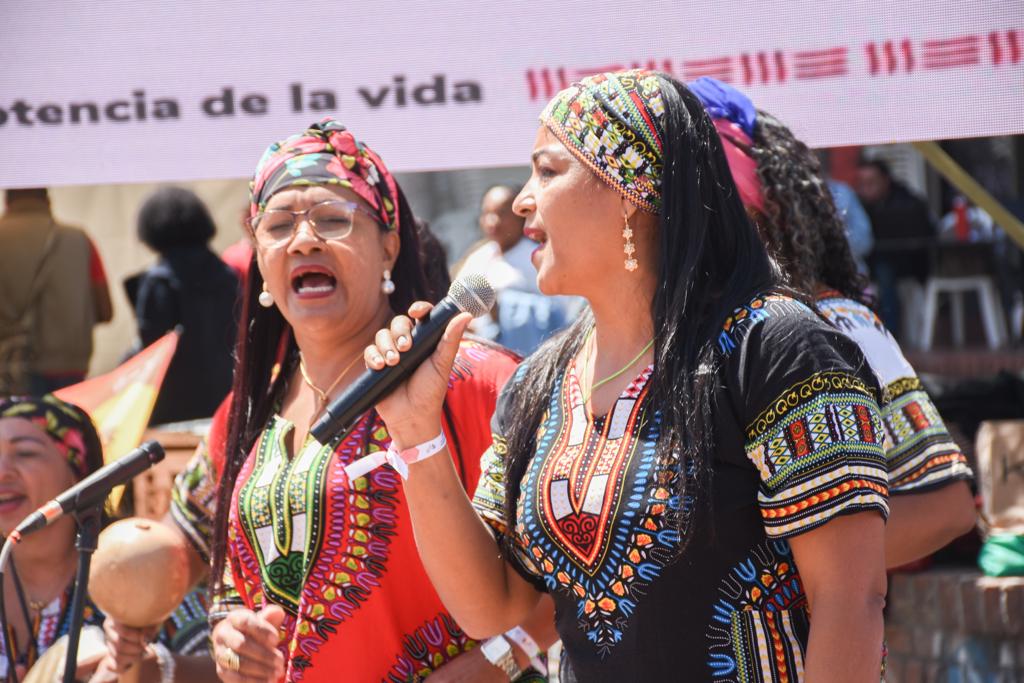 MinInterior's tweet photo. #CongresoPueblosYComunidadesNegras ☀️ | Bogotá. 

Nuestro segundo día avanza con encuentros artísticos 🎉, mesas de díalogo, emprendimientos y la oferta intitucional de diversidades entidades para las comunidades #Negras, #Afrocolombianas, #Raizales y #Palenqueras. https://t.co/K9kNigzjOj
