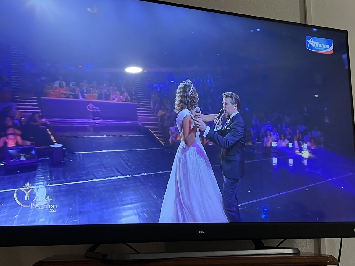LeLetchi's tweet photo. La danse sur du Dominique Barret avec Miss France 
C’était… pas nécessaire
Non, vraiment pas 

#MissReunion https://t.co/nKiaxqZp1K
