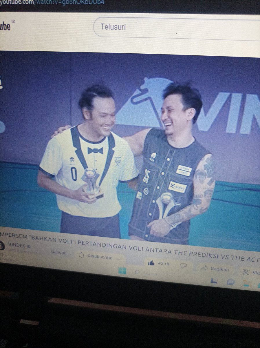 romuli_agnesia2's tweet photo. Mas adi jadi MIP dan MVP. Mba angel pasti bangga 😂
#BahkanVoli https://t.co/5fq4a9YwAz