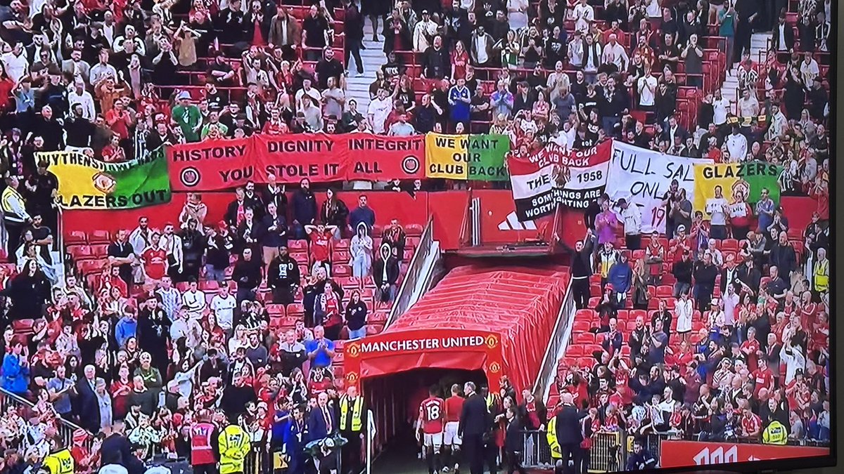 JSGraphixx's tweet photo. @The__1958 
#Glazersout
#WeWantOurClubBack https://t.co/TxCTxO8Q6p