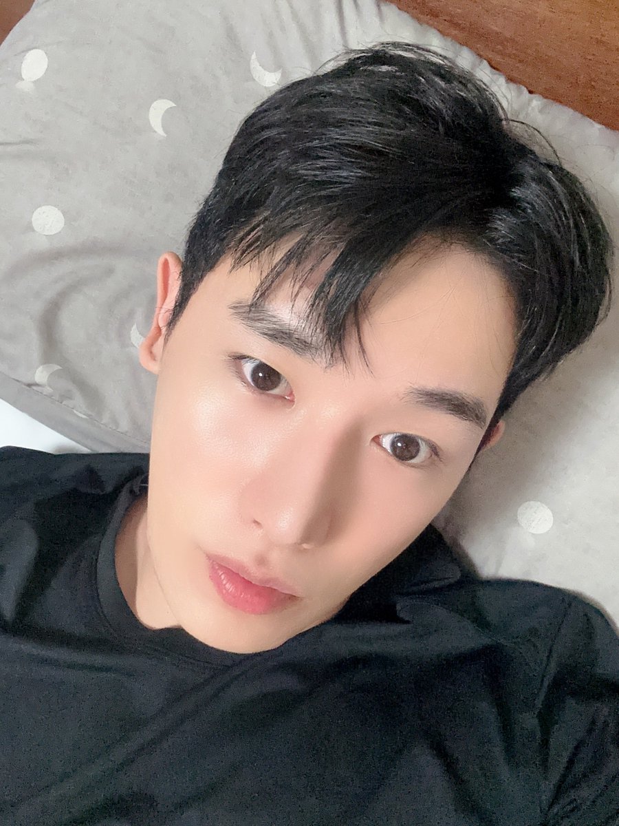 WonhoSupport's tweet photo. 230826 | فانكافيه

🐰: وينيز ماذا فعلتم اليوم؟
🐰: كنت في موعد مع أمي
🐰: أنا في غرفة أخي الصغير الان، ماذا عن الوينيز أين أنتم

©️: WONHO_GLOBAL
#원호 #WONHO #وونهو https://t.co/0dIDAIeESk