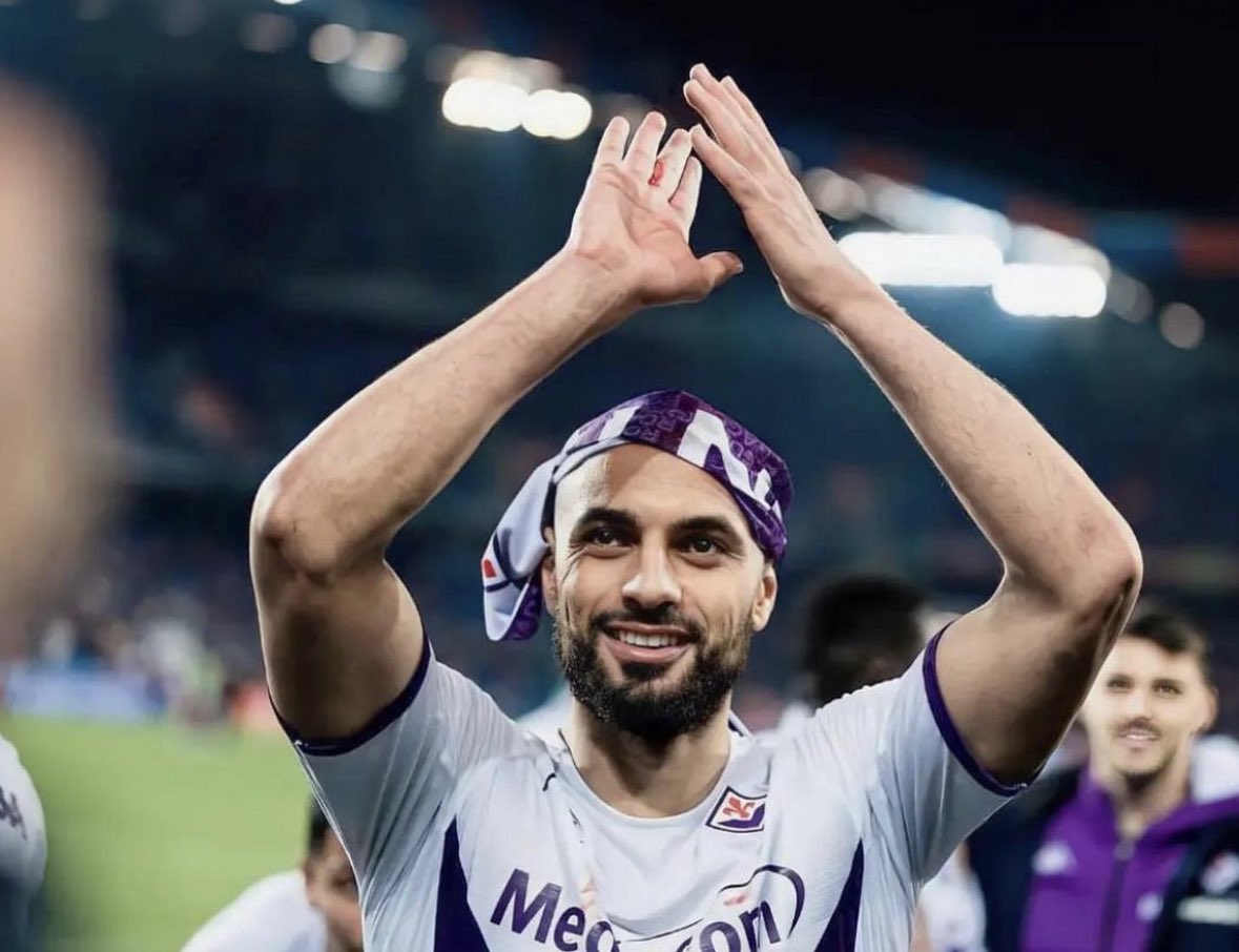 FabrizioRomano's tweet photo. Sofyan Amrabat has not been called up for Fiorentina game. ⛔️🟣 #MUFC

As revealed earlier today, Amrabat’s no longer gonna play or train with 1st team of Fiorentina until his transfer situation gets resolved.

Amrabat, waiting for Man United since end of June. https://t.co/M8vrUfOfrr