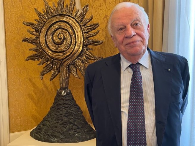 mostraoltremare's tweet photo. Stamattina ci ha lasciati l’avvocato Sergio Maione, noto imprenditore, Cavaliere del lavoro e vicepresidente vicario dell'Unione industriali di Napoli. La nostra città perde una figura chiave per la rinascita del turismo napoletano. Ci uniamo al cordoglio per la sua scomparsa. https://t.co/GrDyKGA6zD