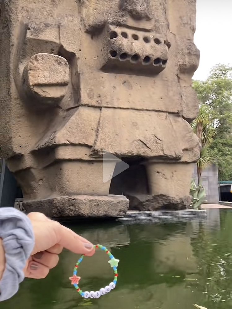 taylorliked's tweet photo. una swiftie fue a regalarle un friendship bracelet a tlaloc y se lo enterró en la tierra cerca de su escultura como ofrenda para que no lloviera durante los shows del eras tour jskdj LAS AMO MEXICANAS https://t.co/Y8rK3yjJV8