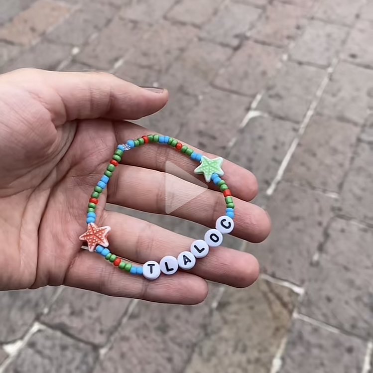 taylorliked's tweet photo. una swiftie fue a regalarle un friendship bracelet a tlaloc y se lo enterró en la tierra cerca de su escultura como ofrenda para que no lloviera durante los shows del eras tour jskdj LAS AMO MEXICANAS https://t.co/Y8rK3yjJV8