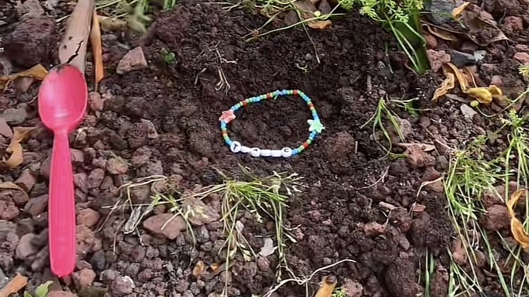taylorliked's tweet photo. una swiftie fue a regalarle un friendship bracelet a tlaloc y se lo enterró en la tierra cerca de su escultura como ofrenda para que no lloviera durante los shows del eras tour jskdj LAS AMO MEXICANAS https://t.co/Y8rK3yjJV8