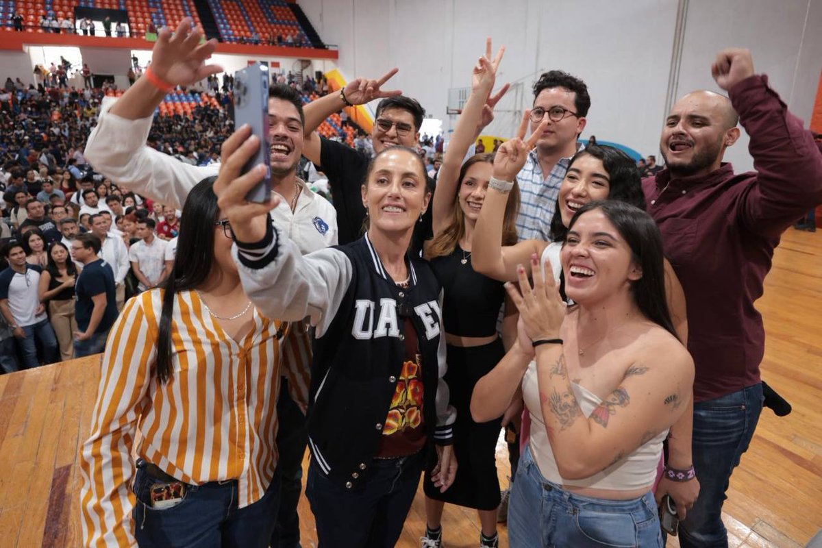 FranDleon88's tweet photo. Estamos haciendo historia Y VAMOS A SEGUIR HACIENDO HISTORIA. Dra Claudia Shienbuam 🙌🏻🙌🏻#VamosConClaudia  #MORENA https://t.co/7NmqLiWbnP