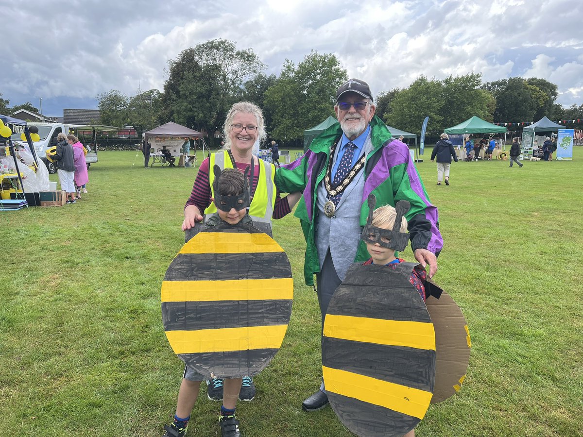 ConservationNFS's tweet image. Lovely day at the #NewForest Bee Fayre 🐝, even if the weather wasn’t kind to us! ☔️ Thank you to all our exhibitioners, art competition entrants 🎨, fancy dress competition entrants 🦋 and visitors who braved the thundery, rainy weather. ⚡️ See you next year! (24.8.24) 🐝