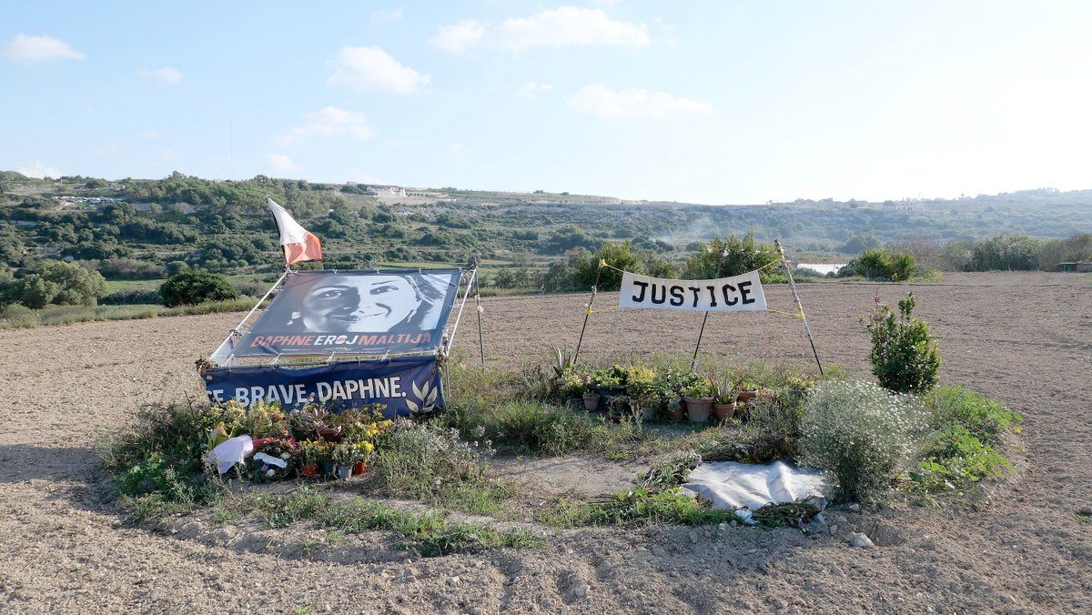 actualites_nrv's tweet photo. Daphne Caruana Galizia, née Daphne Anne Vella le 26 août 1964 à Sliema (Malte) est morte assassinée le 16 octobre 2017 à Bidnija, dans l'explosion de sa voiture. Elle était journaliste ... #DaphneCaruanaGalizia #CorruptionEurope #Malte #Nice #Nice06 https://t.co/vgwzN7ZSO2