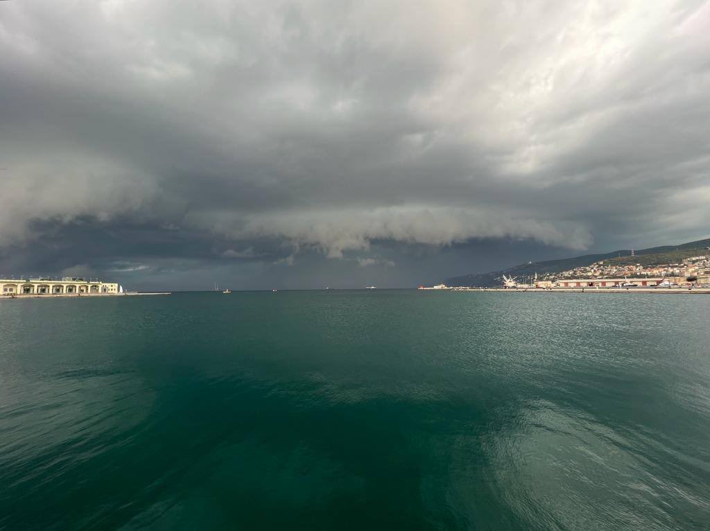 ComunediTrieste's tweet image. #AvvisoTS

La Protezione Civile della Regione Autonoma FVG informa che durante il corso di tutta la giornata di lunedì 28 agosto 2023 si potranno verificare piogge intense, temporali sparsi e localmente forti.

#AllertameteoFVG