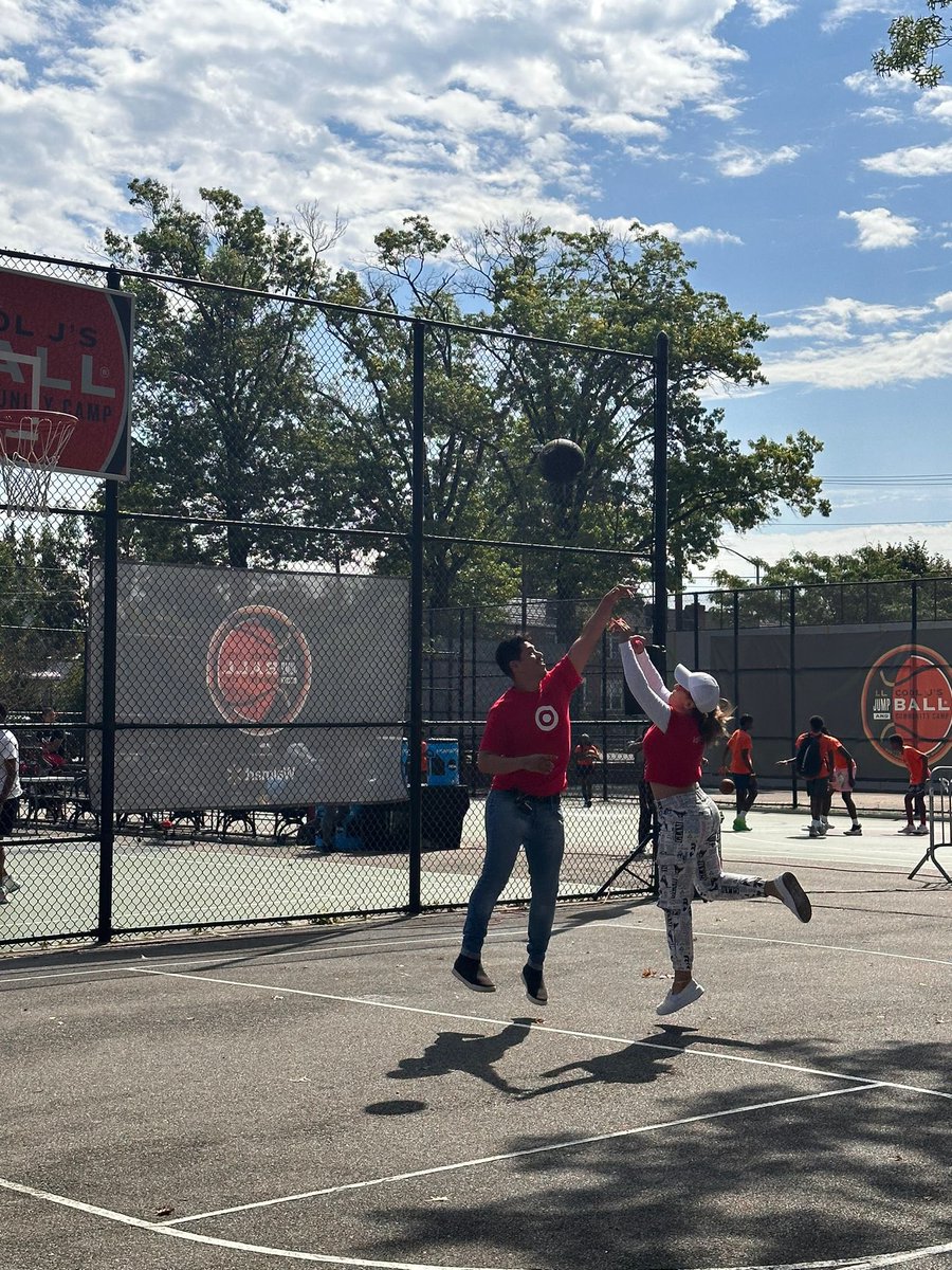 Such an amazing day with my peers in helping out The Annual Jump and Ball Community Camp. I had a blast in today’s volunteer event, from watching the kids play basketball to offering them refreshments!