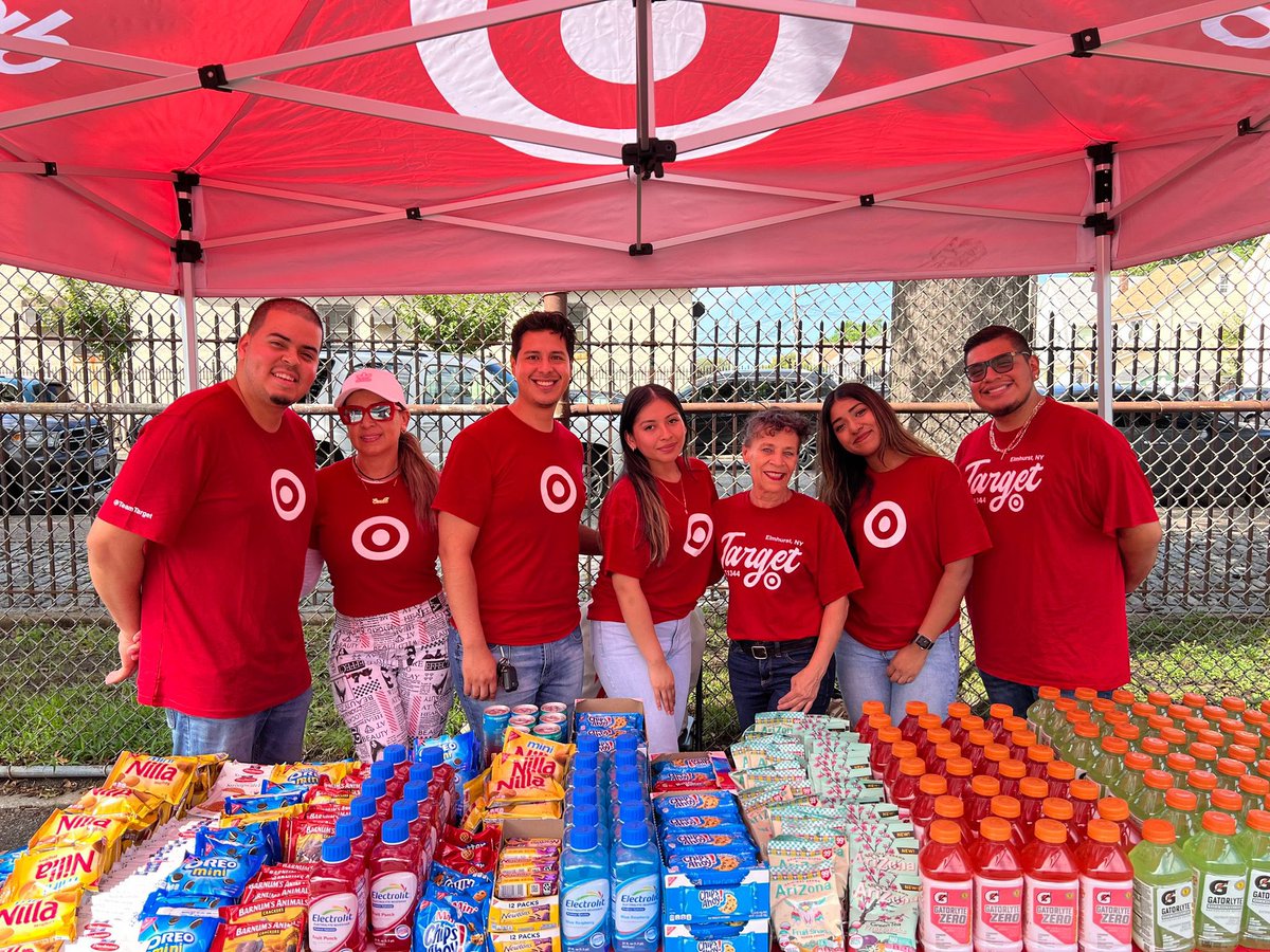 PaulaMa97106988's tweet photo. Such an amazing day with my peers in helping out The Annual Jump and Ball Community Camp. I had a blast in today’s volunteer event, from watching the kids play basketball to offering them refreshments! https://t.co/66f536T1Ft