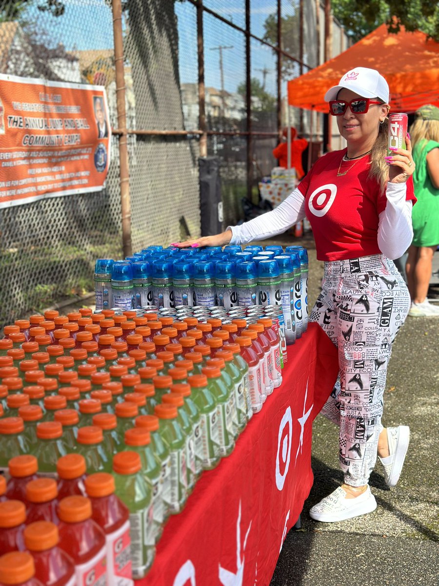 PaulaMa97106988's tweet photo. Such an amazing day with my peers in helping out The Annual Jump and Ball Community Camp. I had a blast in today’s volunteer event, from watching the kids play basketball to offering them refreshments! https://t.co/66f536T1Ft