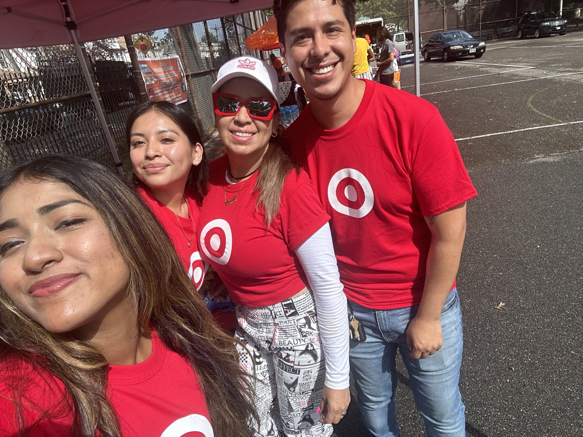 PaulaMa97106988's tweet photo. Such an amazing day with my peers in helping out The Annual Jump and Ball Community Camp. I had a blast in today’s volunteer event, from watching the kids play basketball to offering them refreshments! https://t.co/66f536T1Ft