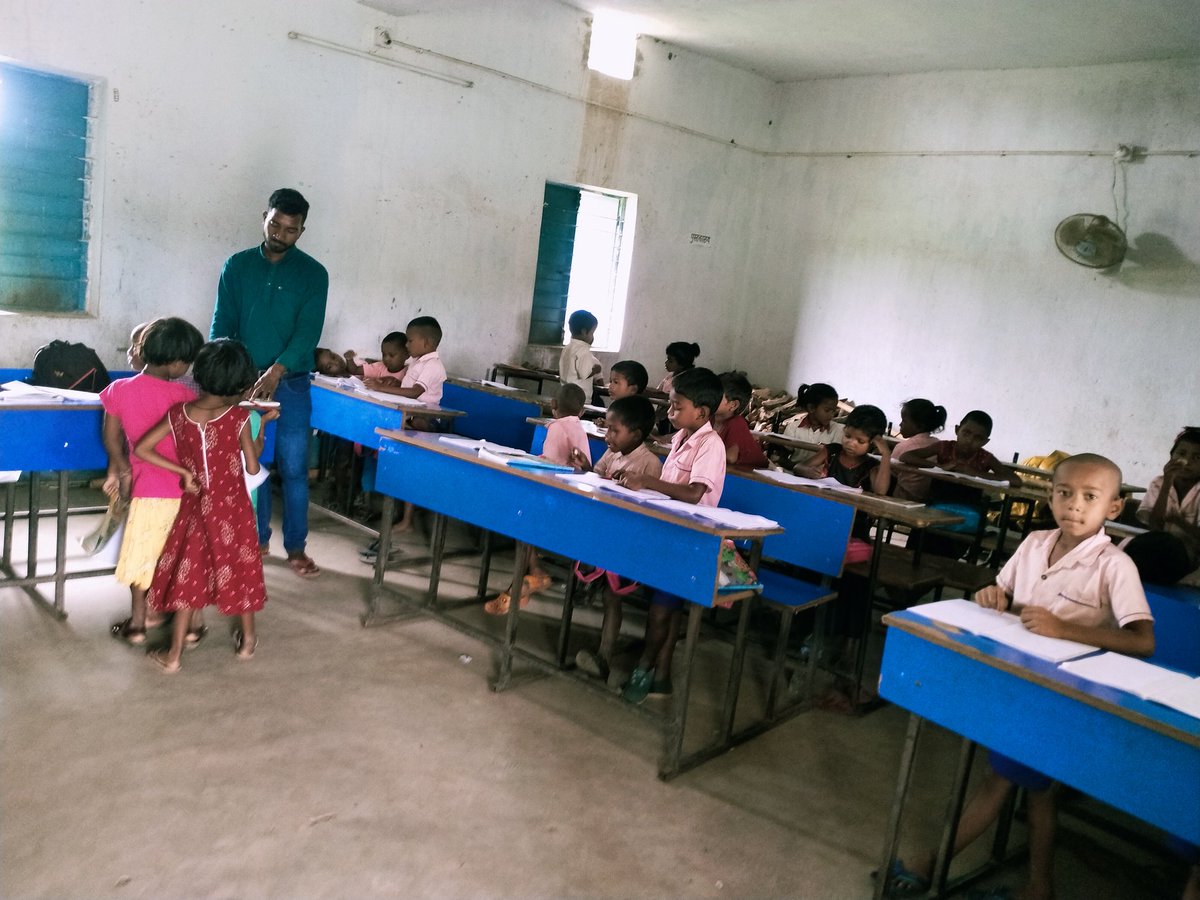 पश्चिमी सिंहभूम के अंतर्गत टोंटो प्रखंड के प्राथमिक विद्यालय राजंका में एस्पायर संस्था के कार्यकर्ता शिक्षक को लर्निंग में तथा बच्चों को पढ़ाने में सहयोग करते हुए।