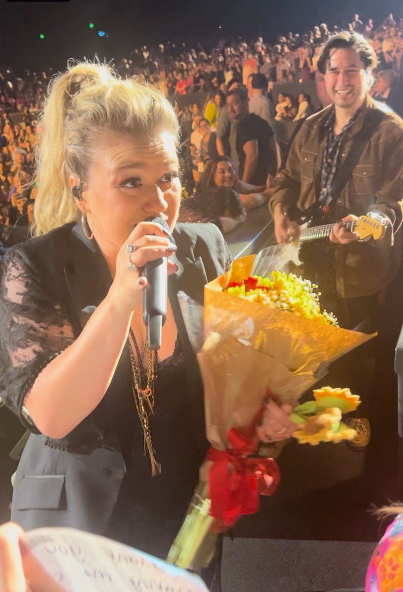 KellyokeCup's tweet photo. Last week was fun. #kellyclarkson @iamjessicollins @kellyclarkson  @RobertRamosProd @stotes21   ... soooooooo unbelievably thankful. https://t.co/7Nh1bZ5XXQ