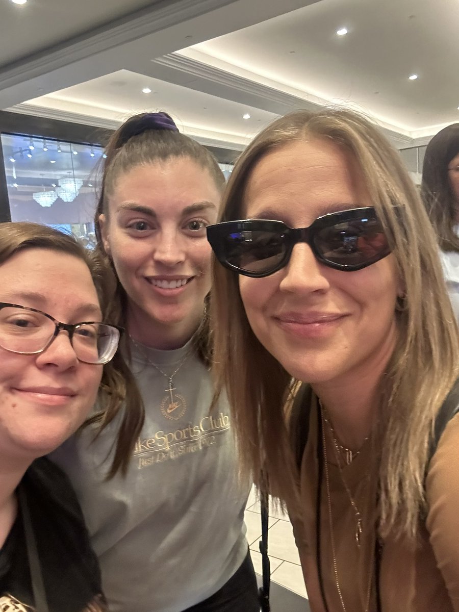 KellyokeCup's tweet photo. Last week was fun. #kellyclarkson @iamjessicollins @kellyclarkson  @RobertRamosProd @stotes21   ... soooooooo unbelievably thankful. https://t.co/7Nh1bZ5XXQ