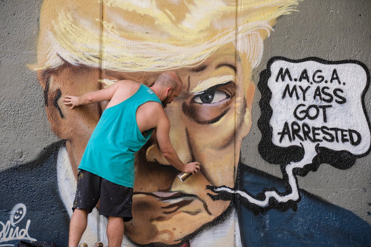 BillyHeathFOX5's tweet photo. MUGSHOT MURAL: Popular Atlanta Muralist Chris Veal had his paint cans ready and a mural of Former President Donald Trump's mugshot is now up on the Atlanta Beltline.
#MugshotMural #ATL #FultonCounty
#TrumpMugshot https://t.co/aIodvdAsQj