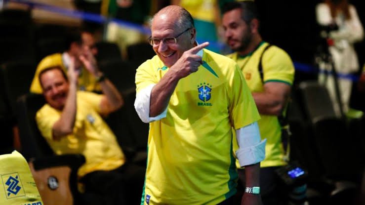 geraldoalckmin's tweet photo. Mesmo que uma cantora internacional que você goste pareça não vir mais ao Brasil, não se deprima. Lembre sempre da nossa grandeza. É sobre isto🇧🇷 🧶 https://t.co/ZHwYMZQiwJ