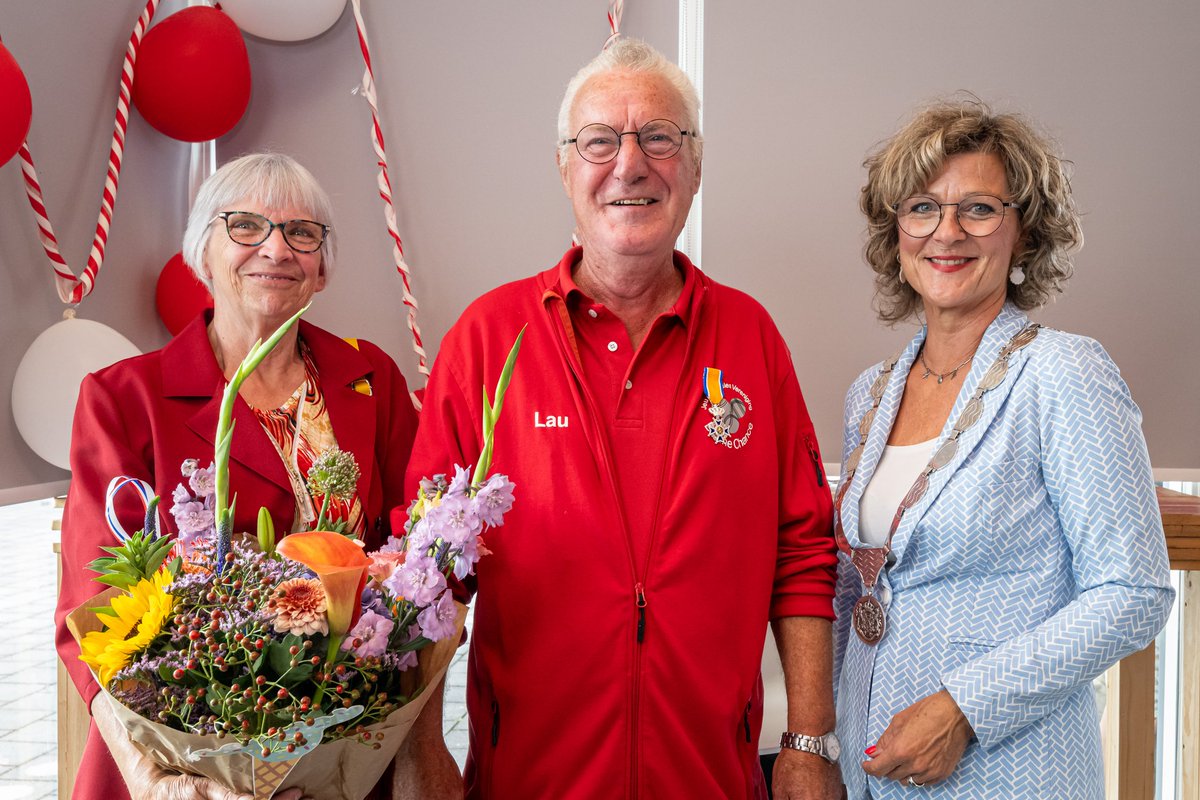 Vanavond, zaterdag 26 augustus 2023, verraste ik Lau Minheere met een Koninklijke onderscheiding. Dat was bij het jubileumfeest van Korfbalvereniging Good Luck. Mooi om te zien en horen wat deze Sommelsdijker voor de vereniging betekent! Lees verder op:
goeree-overflakkee.nl/koninklijke-on…